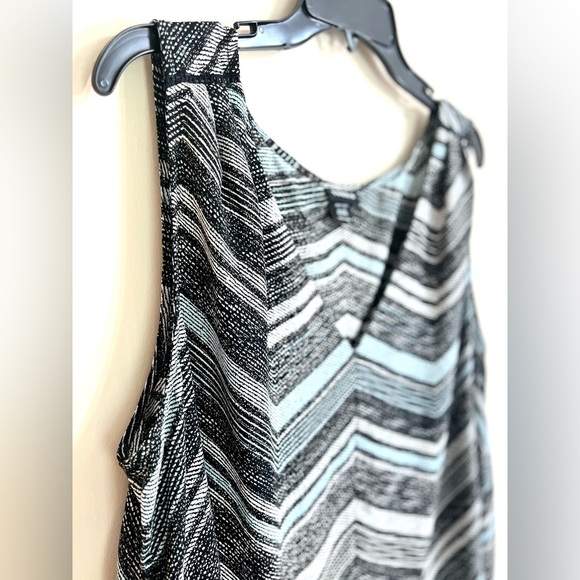 TORRID Women’s V Neck Sleeveless Chevron Georgette Hi-Lo Black Tank Size 2 - Picture 4 of 10